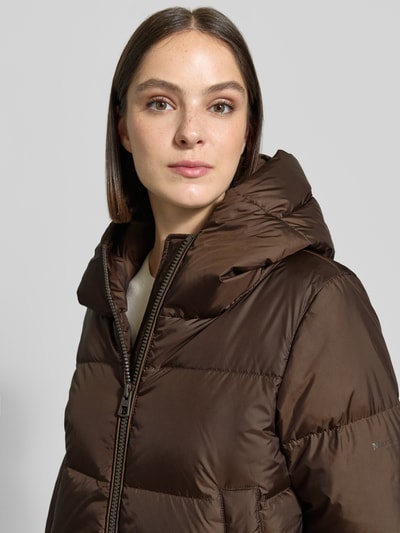 Frauenmodel trägt Regular Fit Daunenjacke mit Label-Patch von Marc O'Polo in Dunkelbraun, glatte Oberfläche, Nahaufnahme Oberkörper, Damen Daunenjacke von Marc O'Polo