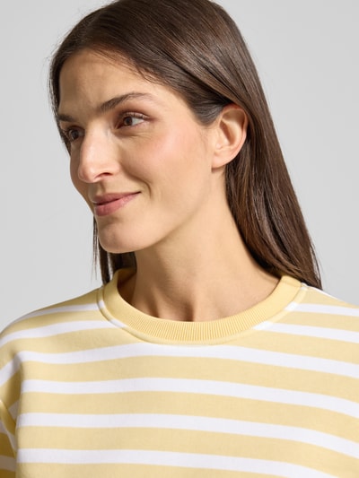 Frauenmodel trägt Regular Fit Sweatshirt aus Baumwoll-Mix von Christian Berg Woman in gelb-weißer Ringel-Optik, Nahaufnahme Oberkörper.