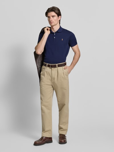 Männermodel trägt Poloshirt mit Labelstitching von Polo Ralph Lauren aus puur katoen, regular fit, polokraag, knoopsluiting, ribboorden, ruglengte maat M 69 cm, donkere tinten en gladde textuur. Ganzkörperansicht von vorne.