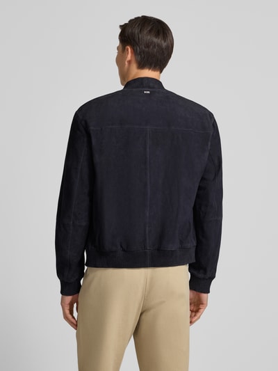 Männermodel trägt Regular Fit Lederjacke aus echtem Ziegenvelours Modell 'H-MULLER' von BOSS, Optik: Unifarben, Rückansicht.