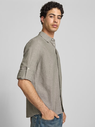 Männermodel trägt Regular Fit Freizeithemd mit Kentkragen Modell 'ABAN' von Blend, Leinenstruktur, Knopfleiste, seitliche Ganzkörperansicht. Rückenlänge 80 cm, Schulterbreite 42 cm, Ärmellänge 67 cm.