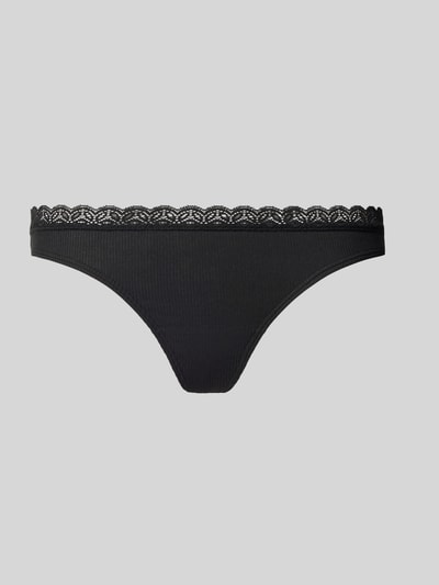 Produktfoto, schwarzer String aus Modal-Mix mit Spitzenbesatz von Jake*s Casual auf grauem Hintergrund, feine Rippenstruktur erkennbar.