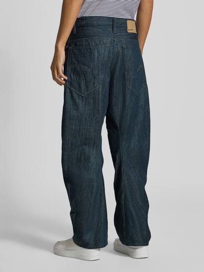 Frauenmodel trägt Loose Fit Jeans aus reiner Baumwolle im von G-Star RAW, dunkelblauer Denim, sichtbare Nähte, Ganzkörperansicht Rückansicht. Damen Wide & Loose Fit Jeans von G-Star RAW.