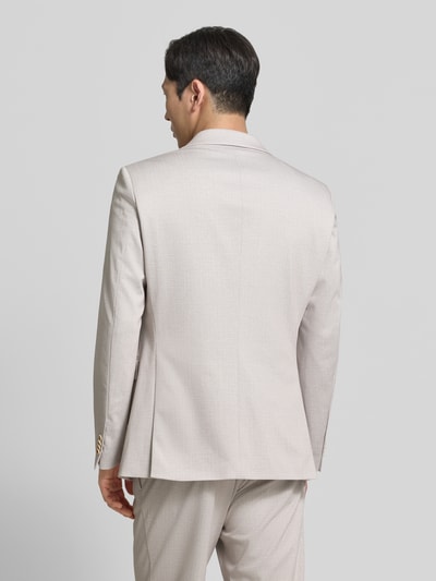 Männermodel trägt Regular Fit Sakko mit Viskose-Anteil Modell 'Cavin' von CG - Club of Gents, hellbeige, feiner Anzug-Stoff:, Ganzkörperansicht Rückansicht. Rückenlänge 75 cm, Schulterbreite 44 cm, Ärmellänge 64 cm, Elastischer-Material-Mix, Reverskragen, Brusttasche, Pattentaschen, Logo-Detail.