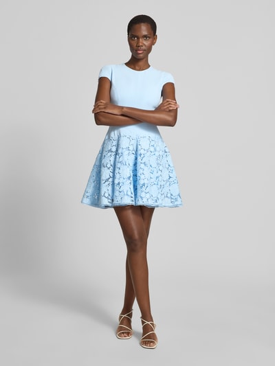 Frauenmodel trägt Minikleid mit floraler Lochstickerei von Self-Portrait in Hellblau, taillierte Passform, Rundhalsausschnitt, blickdichter Unterrock, kurzärmelig, mit Gesamtlänge 85 cm und Brustweite 40 cm bei Größe S, Ganzkörperansicht von vorne.