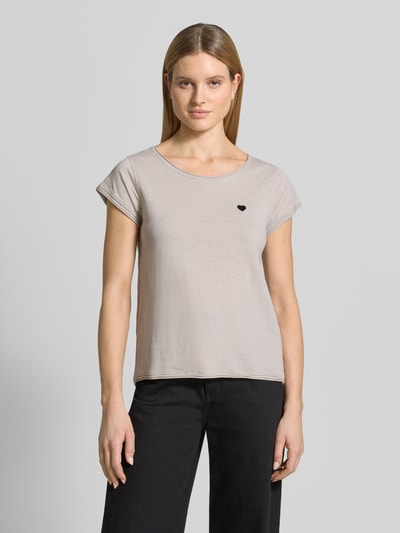 Frauenmodel trägt T-Shirt mit Stitching und Rundhalsausschnitt von Christian Berg Woman in hellem Beige, reine Baumwolle, Regular Fit, Rollsaum, Ganzkörperansicht von vorne.