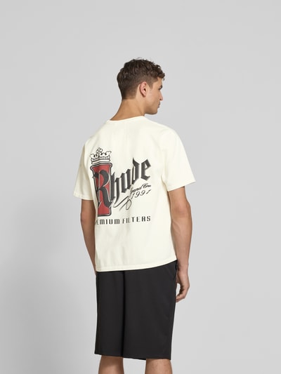 Männermodel trägt Regular Fit T-Shirt mit Label-Print von RHUDE aus reiner Baumwolle mit Rundhalsausschnitt, Rückenlänge 69 cm, Ganzkörperansicht Rückansicht.