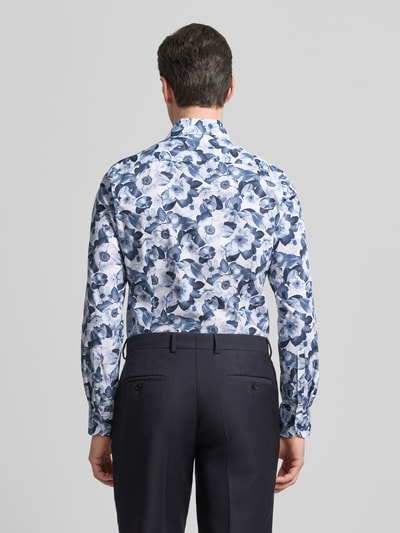 Männermodel trägt Slim Fit Business-Hemd mit Kentkragen und floralem Muster von OLYMP, reine Baumwolle, Rückansicht, Ganzkörperansicht.