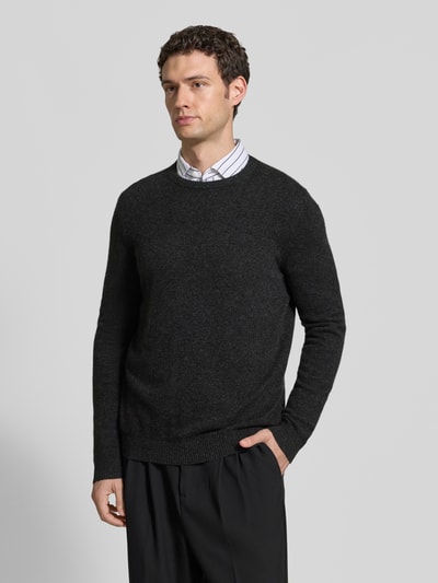 Männermodel trägt Kaschmirpullover mit gerippten Abschlüssen von Christian Berg Men in Dunkelgrau, reines Kaschmir, Ganzkörperansicht von vorne.