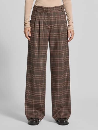 Frauenmodel trägt Wide Leg Hose aus Schurwoll-Mix Modell 'VALZER' von MAX&Co. im karierten Braunton mit feiner Struktur, Ganzkörperansicht von vorne. Damen Weite Hose von MAX&Co.