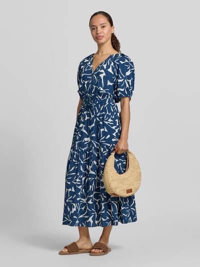 Frauenmodel trägt Midikleid aus Viskose-Baumwoll-Mix mit V-Ausschnitt von Zero, A-Linie, Allover-Look, Bindegürtel, Ganzkörperansicht von vorne. Rückenlänge bei Größe 36: 124 cm, Brustweite: 42 cm, Ärmellänge: 23 cm.