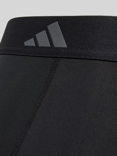 Produktfoto, Slim Fit Shorts mit Logo-Print Modell 'Base' von adidas Training, elastyczna mieszanka materiałów, krój slim fit, czarny, nadruk z logo, pas