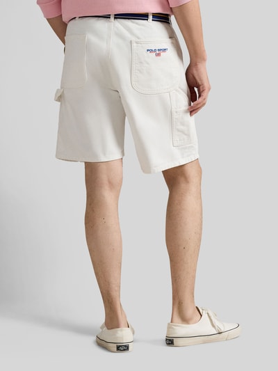 Männermodel trägt Regular Fit Bermudas aus reine katoen van Polo Ralph Lauren, uni, label stitching, zij- en achterzakken, geheel van achteren.