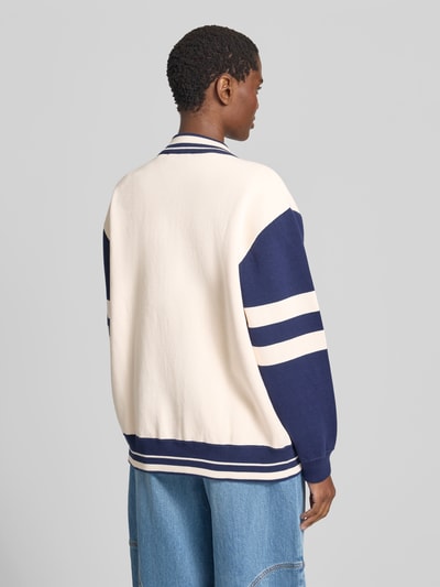 Frauenmodel trägt Relaxed Fit Jacke mit Viskose-Anteil von BAUM & PFERDGARTEN, creme und marineblau, Rückenlänge 72 cm, Ganzkörperansicht Rückansicht.