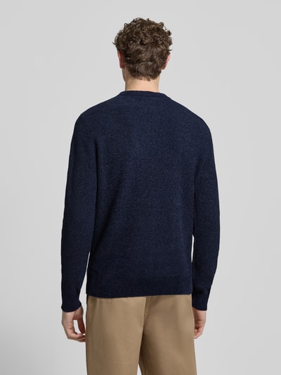 Männermodel trägt Regular Fit Strickpullover aus Baumwoll-Mix von Tom Tailor, Optik: Melange, Rippstrick, Ganzkörperansicht Rückansicht.