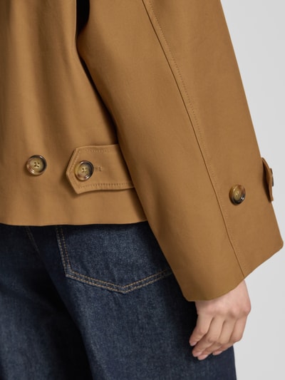 Frauenmodel trägt Jacke mit Ärmelriegeln Modell 'CUBA' von Mango aus Reine Baumwolle im Relaxed-Fit, Detailaufnahme Ärmelbereich.