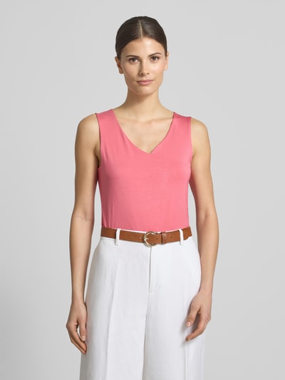 Frauenmodel trägt Top mit V-Ausschnitt Modell 'Marica' von Soyaconcept im Lyocell-Elasthan-Mix, Slim-Fit, Rückenlänge 60 cm, Ganzkörperansicht von vorne.