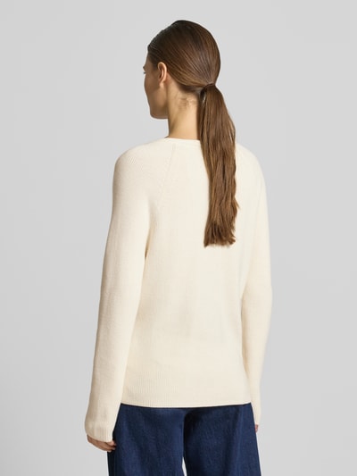 Vrouwenmodel draagt Regular Fit gebreide pullover uit puur katoen van Tommy Hilfiger, effen kleur, ribtricot, lange raglanmouwen, rugaanzicht.