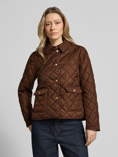 Frauenmodel trägt Regular Fit Jacke in Stepp-Optik Modell 'Sasti' von Marella in Braun mit Umlegekragen und Knopfleiste, Ganzkörperansicht von vorne