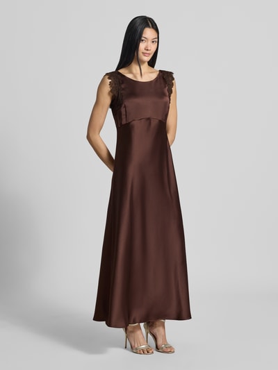 Frauenmodel trägt Midikleid aus Satin mit Spitzenbesatz von Luisa Cerano in Braun, ärmellos, glänzende Textur, Ganzkörperansicht von vorne. Taillierte Passform, Rundhalsausschnitt, Rückenlänge 127 cm, Brustweite 38 cm.