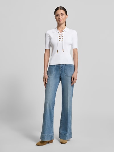 Vrouwenmodel draagt 'Strickshirt met Schnürung und Umlegekragen' van MICHAEL Michael Kors, viscosemix met stretch, nauwsluitend model, platte kraag, V-hals met vetersluiting, fijnrib, labeldetails, kleuren wit en blauw, geheel van voren.