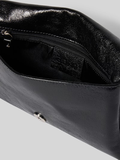 Produktfoto, Clutch aus echtem Leder mit Strukturmuster von Abro in Schwarz mit Magnetverschluss, Reißverschlussfach und Label-Detail innen