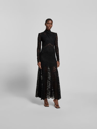 Frauenmodel trägt Maxikleid aus Spitze mit Stretch-Anteil von Rabanne in Schwarz, Elastischer-Material-Mix, körpernahe Passform, Stehkragen, Langärmelig, Gesamtlänge 149 cm bei Größe S/M, Brustweite 40 cm, Ärmellänge 68 cm, Taillenweite 31 cm, Ganzkörperansicht von vorne.