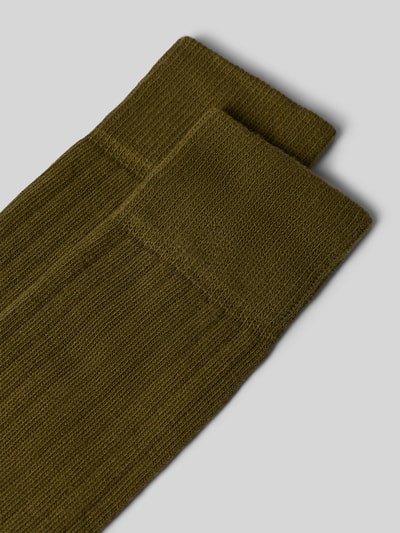 Produktfoto, Socken aus Baumwoll-Mix im 2er-Pack von Christian Berg Men in Olivgrün, feine Ripp-Optik, elastisches Rippbündchen, Label-Print