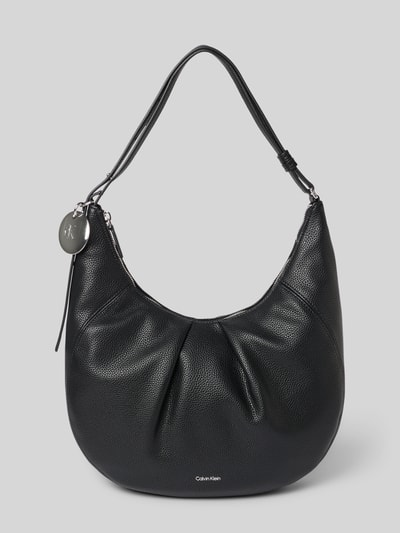 Produktfoto, Henkeltasche mit Label-Detail von CK Calvin Klein Damen Henkeltasche, schwarze Leder-Optik, runde Form, feine Struktur
