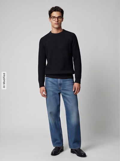 Männermodel trägt Regular Fit Pullover aus reiner Baumwolle Modell 'BRAUN' von Selected in Schwarz zu Jeans, Ganzkörperansicht von vorne, Herren Pullover von Selected, KI-modifiziertes Bild.