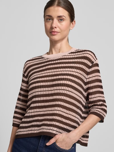 Frauenmodel trägt Strickshirt mit 3/4-Arm Modell 'Punny' von OPUS aus Baumwoll-Mix, Regular-Fit, Rundhalsausschnitt, gestreift, Nahaufnahme Oberkörper.