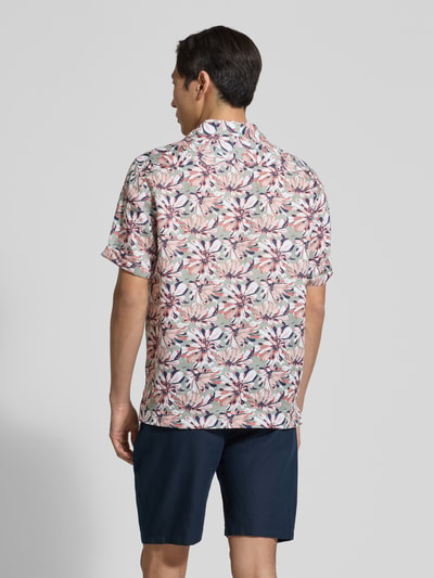 Männermodel trägt Regular Fit Freizeithemd aus reinen Leinen von Christian Berg Men mit floralem Allover-Print, Rückansicht Ganzkörperansicht.