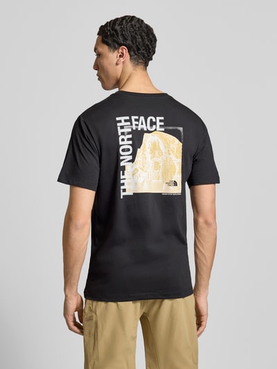Männermodel trägt T-Shirt mit Logo und Rundhalsausschnitt von The North Face in Schwarz, Baumwoll-Mix, Regular Fit, Ganzkörperansicht Rückansicht.