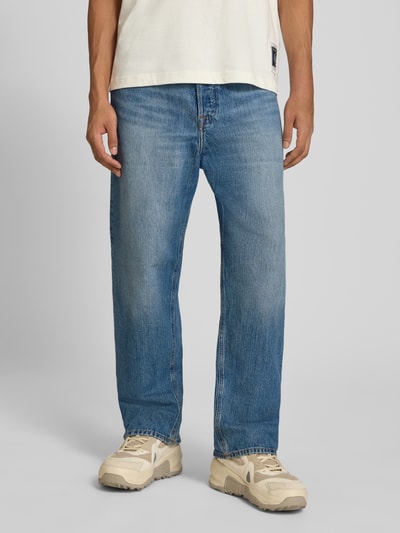Męski model nosi Straight Fit Jeans aus reiner Baumwolle Modell 'ALEX' od JACK & JONES, niebieski denim, 5 kieszeni, zapięcie na guzik i zamek błyskawiczny, Szerokość w rozmiarze 32/32: 39 cm, Długość wewnętrzna nogawki: 73 cm, Ganzkörperansicht z przodu.