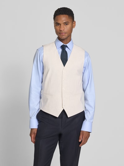 Męski model nosi Regular Fit Weste mit Viskose-Anteil von HECHTER PARIS, elastyczna mieszanka materiałów, dekolt w serek, listwa guzikowa, kieszenie z wypustkami, jasny beż, długość tyłu w rozmiarze 50: 60 cm, gładka faktura, widok całej sylwetki z przodu.