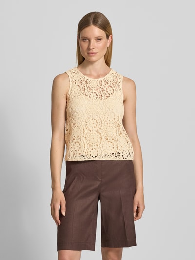 Vrouwenmodel draagt Relaxed Bluse aus Viskose-Mix Model 'Baxter' van MSCH Copenhagen, gehaakte look, mouwloos design, ronde hals, semi-transparant, ruglengte maat S 53 cm, ganzlichaamsaanzicht van voren.