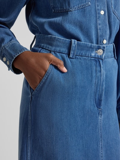 Frauenmodel trägt Jeansrock mit Knopf- und Reißverschluss Modell 'SATOVES' von Samsøe Samsøe aus Lyocell in A-Linie, Nahaufnahme Oberkörper.