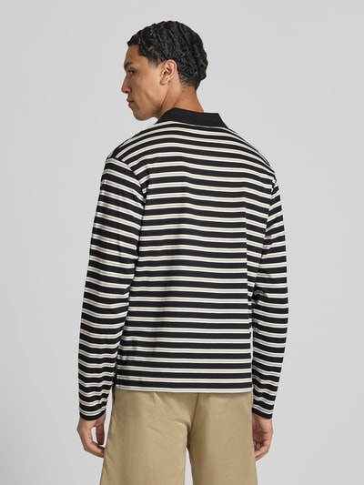 Männermodel trägt regular fit heren poloshirt van puur katoen met streepmotief model 'CASSIS' van Jack & Jones, shirt met lange mouwen, knoopsluiting, ruglengte bij maat M 66 cm, Ganzkörperansicht Rückansicht.