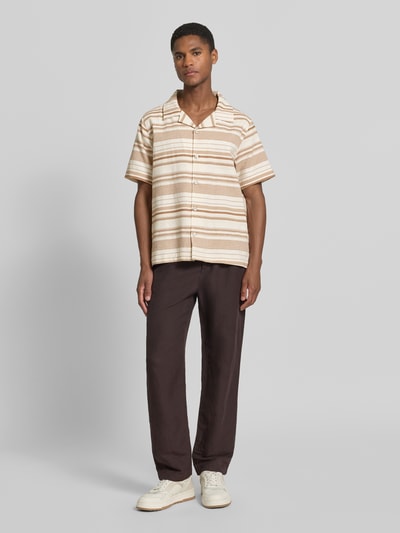 Männermodel trägt Regular Fit Freizeithemd mit Reverskragen Modell 'Carlo' von Zuitable, Baumwoll-Mix, Allover-Look, Knopfleiste, Ganzkörperansicht von vorne. Rückenlänge bei Größe M 70 cm, Schulterbreite 45 cm, Ärmellänge 26 cm.