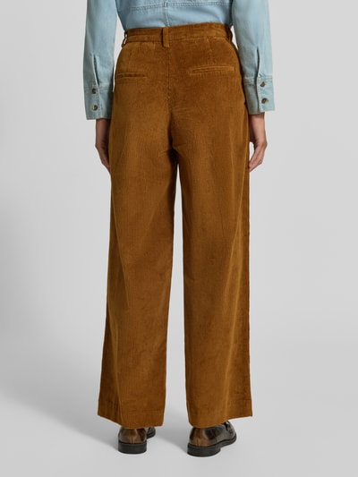 Männermodel trägt Relaxed Fit Cordhose aus Baumwoll-Mix Modell 'ROJA' von Selected, Damen Cordhose, braun, strukturierte Oberfläche, Ganzkörperansicht Rückansicht