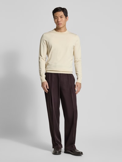 Männermodel trägt Wide Leg Bundfaltenhose aus Lyocell Modell 'C-PAT-BB-DPL-262' von BOSS, unifarben, Ganzkörperansicht von vorne.
