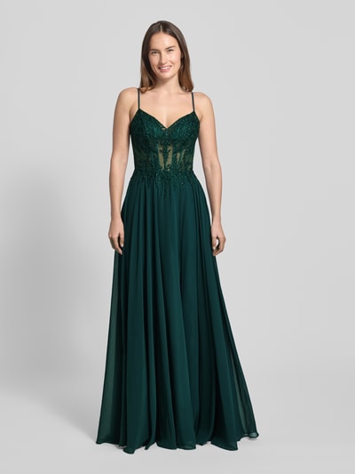 Frauenmodel trägt Regular Fit Abendkleid mit floralem Spitzenbesatz von Luxuar in Dunkelgrün, semitransparent, Spaghettiträger, Ganzkörperansicht von vorne.