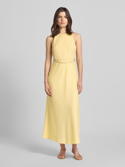 Frauenmodel trägt Maxikleid mit Ketten-Detail von ARMANI EXCHANGE aus gelbem Satin, taillierter Schnitt, Rundhalsausschnitt, Ganzkörperansicht von vorne.
