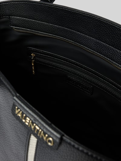 Produktfoto, schwarze Handtasche mit Label-Applikation Modell 'HYBRIS' von VALENTINO BAGS, Reißverschluss, strukturierte Oberfläche, Innenfach sichtbar