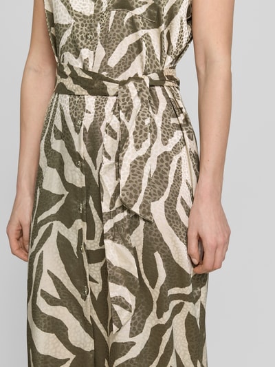 Vrouwenmodel draagt Hemdblusenkleid mit Brusttasche und Bindegürtel van Apricot, materiaalmix met stretch, getailleerd model, midi-jurk, knoopsluiting, borstzak, strikceintuur, ruglengte maat S 41 cm, borstwijdte 44 cm, mouwlengte 3 cm, detailopname taille.