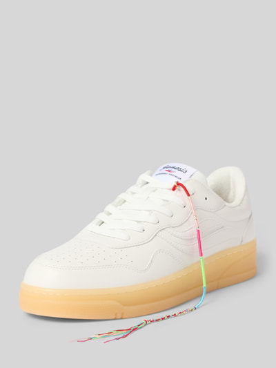 Produktfoto, Sneaker mit Logo-Detail Modell 'Hevea' von Genesis für Herren, abgerundete Passform, Zierbesatz, Schnürverschluss, glatte Sohle, Absatzhöhe 4 cm, Schafthöhe 7 cm, Schaftweite 8 cm, weiße glatte Oberfläche mit beiger Sohle und feiner Struktur.
