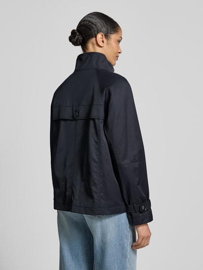 Frauenmodel trägt Jacke mit Stehkragen und Ärmelriegeln von Fuchs Schmitt, dunkelblau, Baumwoll-Mix, Regular Fit, Rückansicht