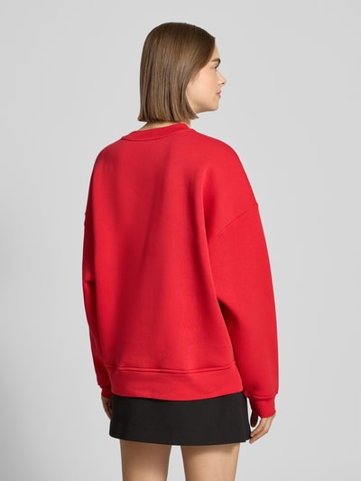 Frauenmodel trägt Sweatshirt mit Motiv-Stitching Modell 'Evie' von LeGer by Lena Gercke in Rot, Baumwoll-Mix, Relaxed Fit, Ganzkörperansicht Rückansicht.