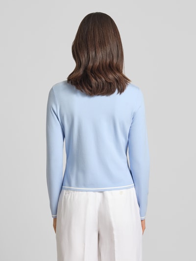 Frauenmodel trägt Strickjacke aus Viskose-Mix Modell 'COLLECTIONS' von Marc Cain in Hellblau mit taillierter Passform, Ganzkörperansicht Rückansicht
