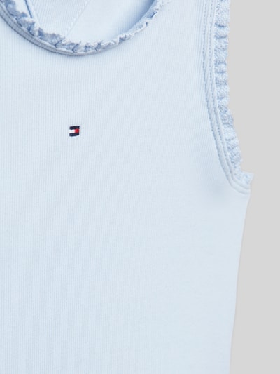 Tommy Hilfiger Teens Top krótki z wyhaftowanym logo model ‘ESSENTIAL’ Błękitny 2